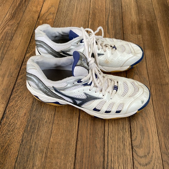 Mizuno Volleyball Shoes woman’s Size 10 - Picture 2 of 8